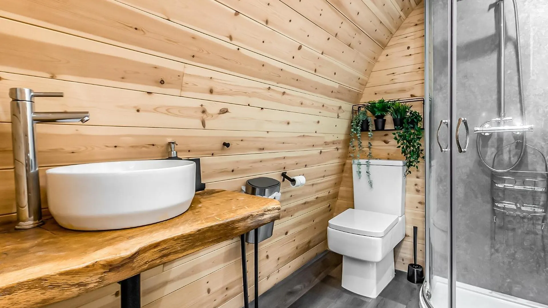 Peacock Lake Glamping East Bridgford