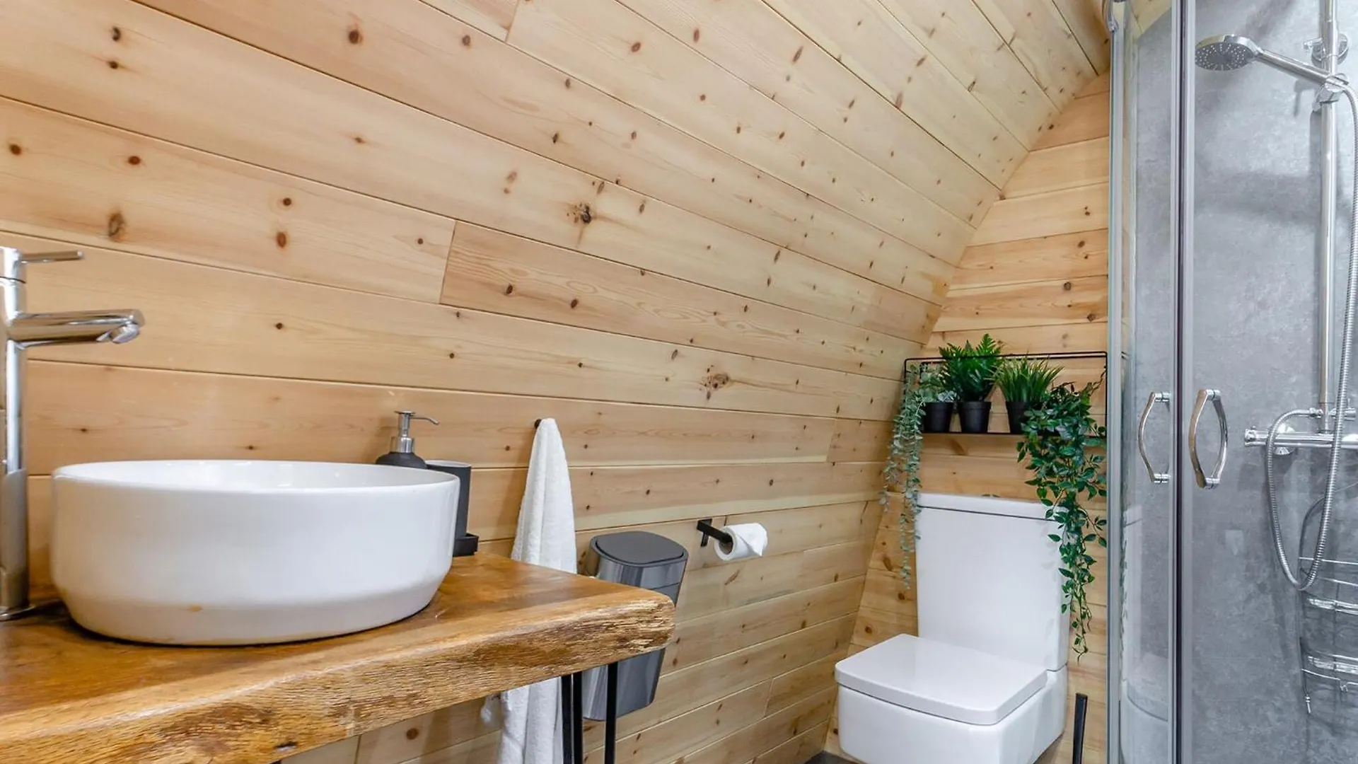 Peacock Lake Glamping East Bridgford Holiday park